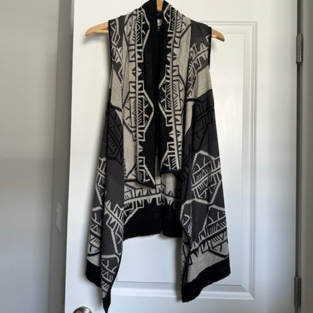 Closet Space sleeveless geometric patterned cardigan - black, grey + cream M